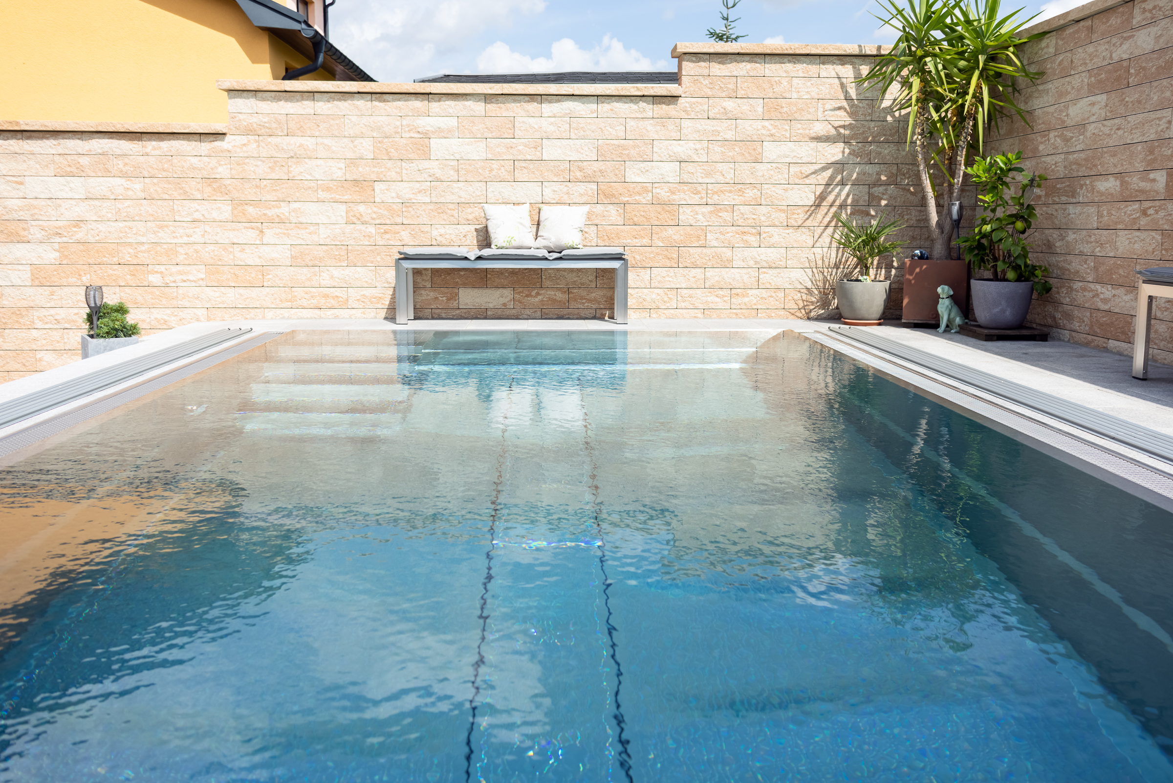 Edelstahlschwimmbecken Überlaufpool mit Überdachung